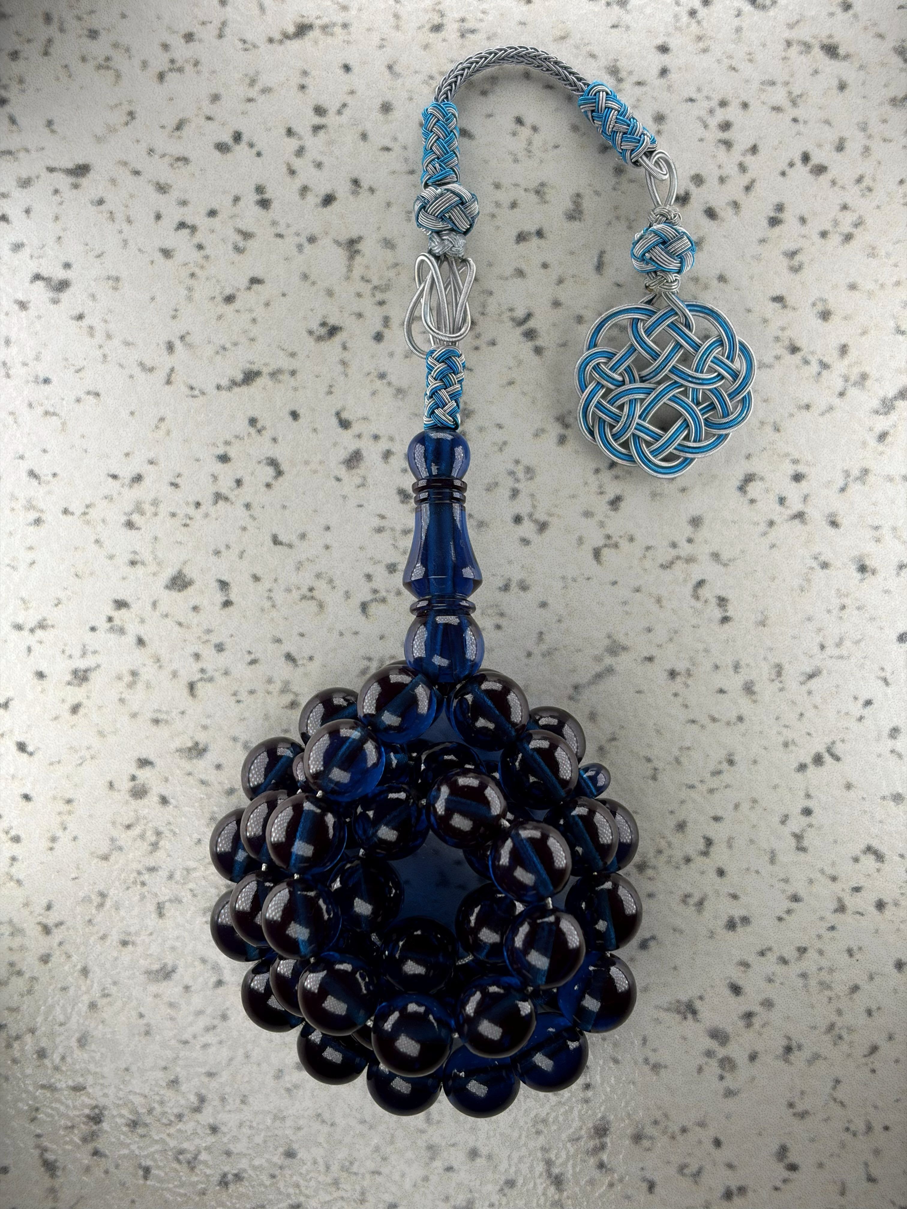 زعفراني حرباء بنعكاس ازرق