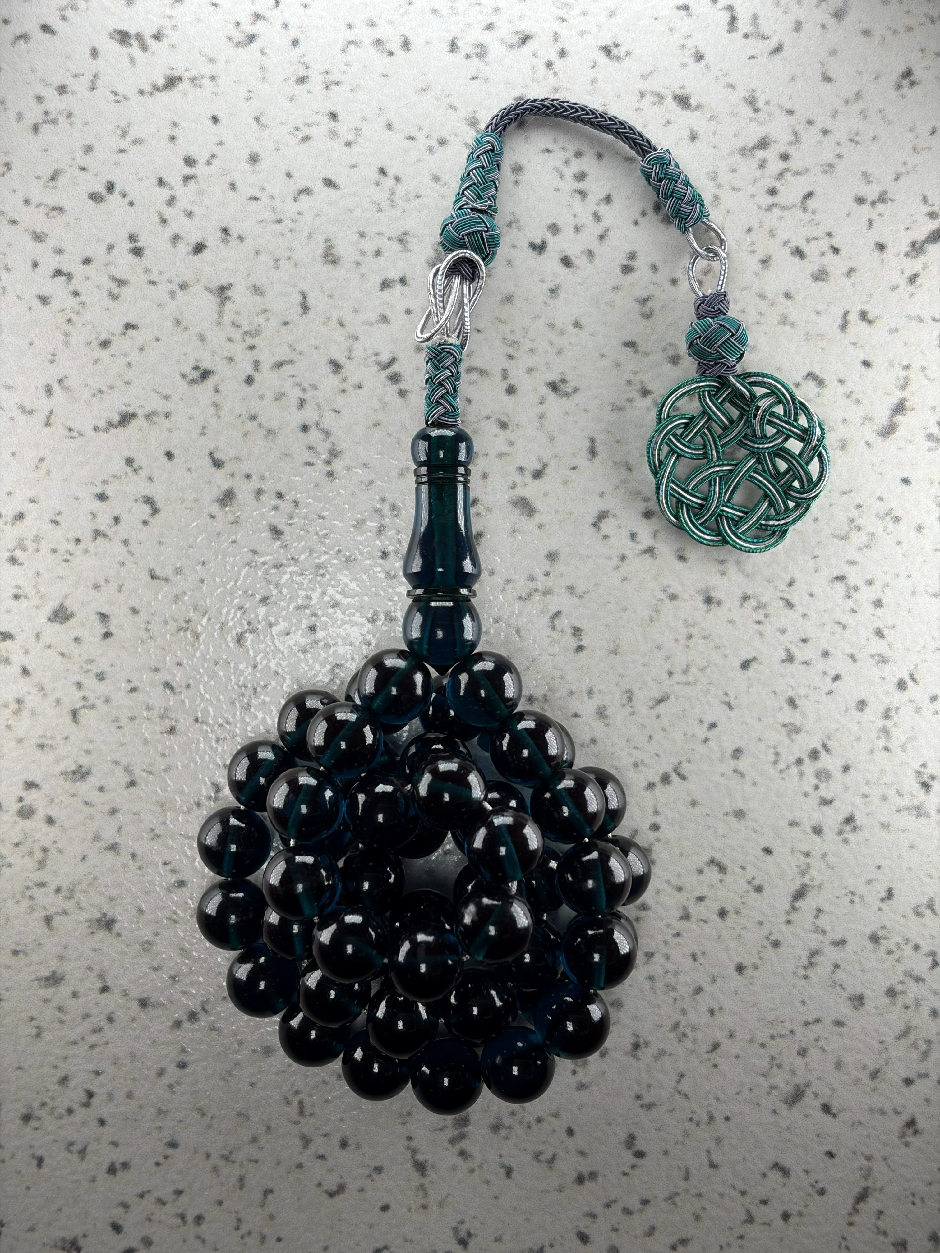 زعفراني حرباء بانعكاس اخضر