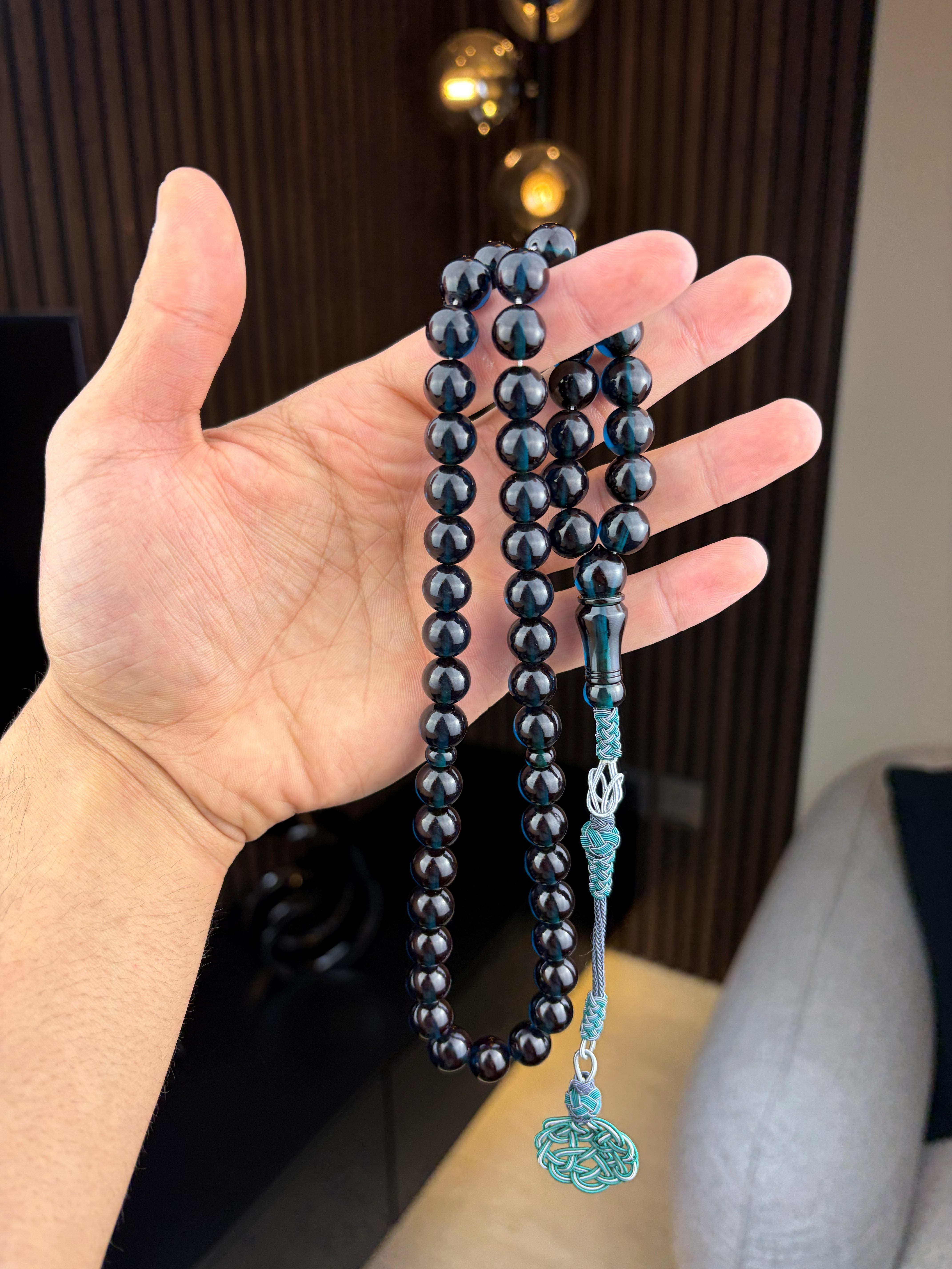 زعفراني حرباء بانعكاس اخضر