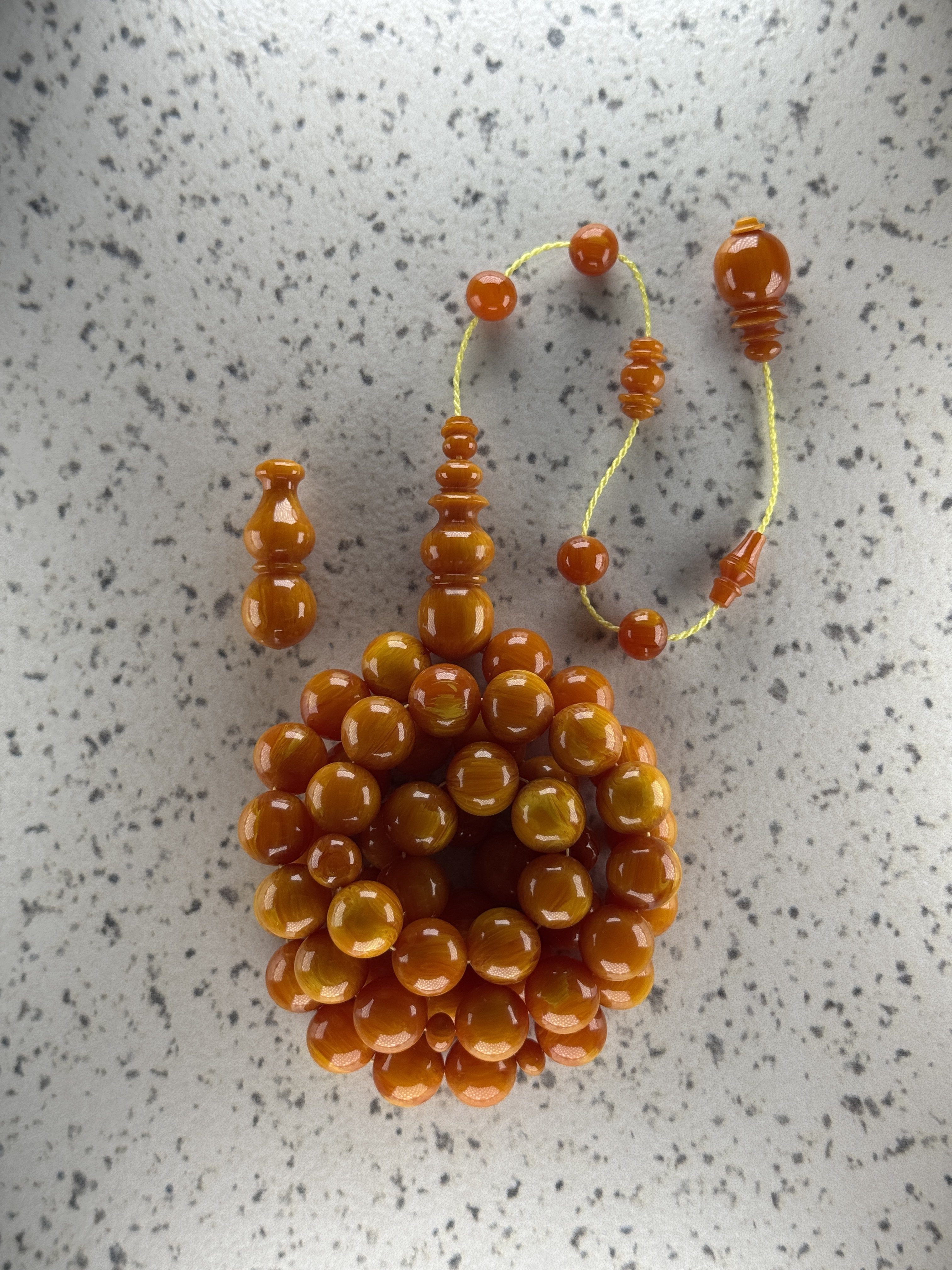 فاتوران اصفر مائل للبرتقالي معرق