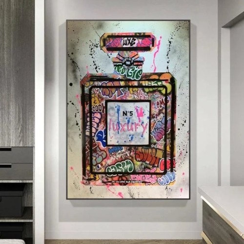 لوحه جداريه مع عطر جرافيتى ف