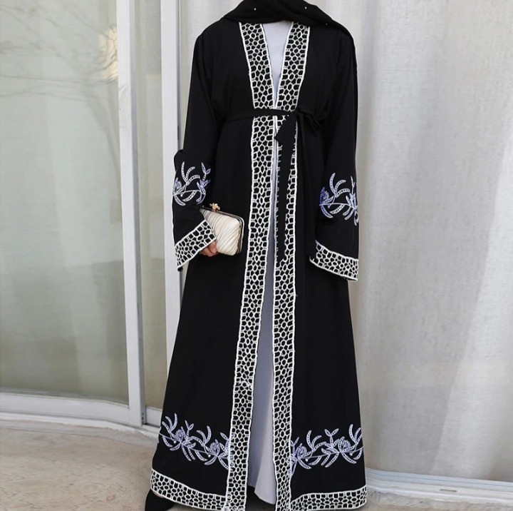 أسود