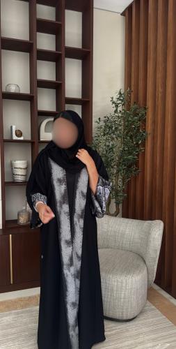 عبايه مصنوعة بقماش الكريب مبطنه بالكامل بقماش الحر...