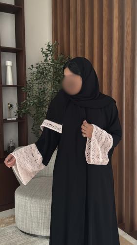 عبايه مصنوعة بقماش الكريب باكمام واسعه باللون الزه...