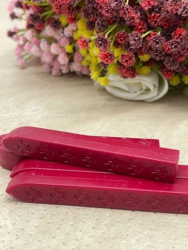 اصابع شمع اللون الاحمر الغامق