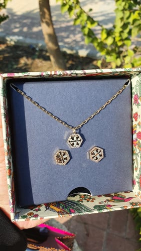 طقم سلسال وحلق من توري بورتش