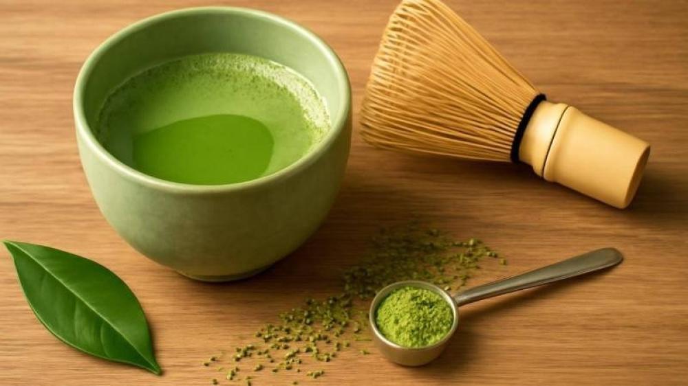 صورة تحريرية لماتشا يابانية مع أدوات التحضير، تعبر عن سلالة أساهي ضمن