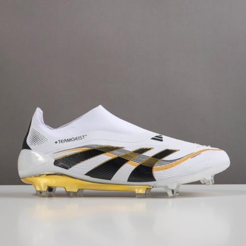 جزمة كرة قدم Adidas