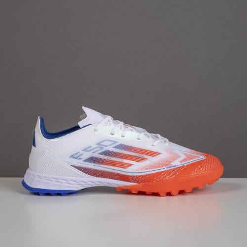 جزمة كرة قدم Adidas