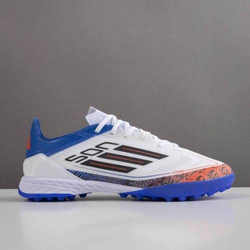 جزمة كرة قدم Adidas