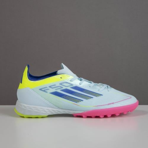 جزمة كرة قدم Adidas