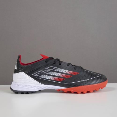 جزمة كرة قدم Adidas