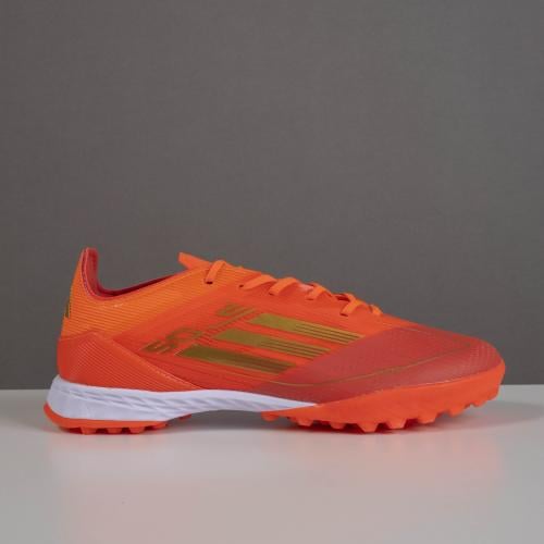 جزمة كرة قدم Adidas