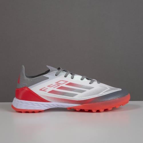 جزمة كرة قدم Adidas