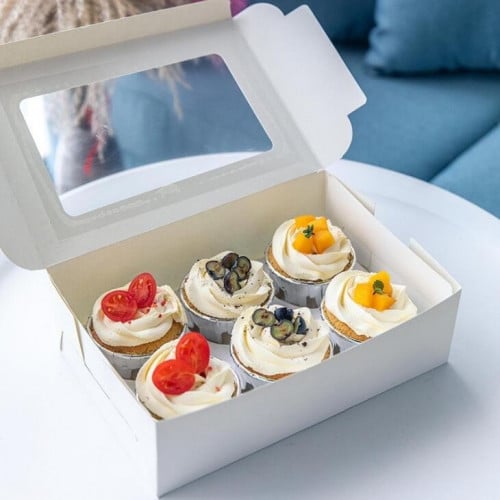 علب كب كيك ابيض تقسيم 6 قابل للازالة غطاء متصل  ويمكن أيضا استخدامها بدون تقسيم مقاس المقاس :  العرض :15 الطول : 24 الارتفاع : 7.50 : الشده 12 حبات