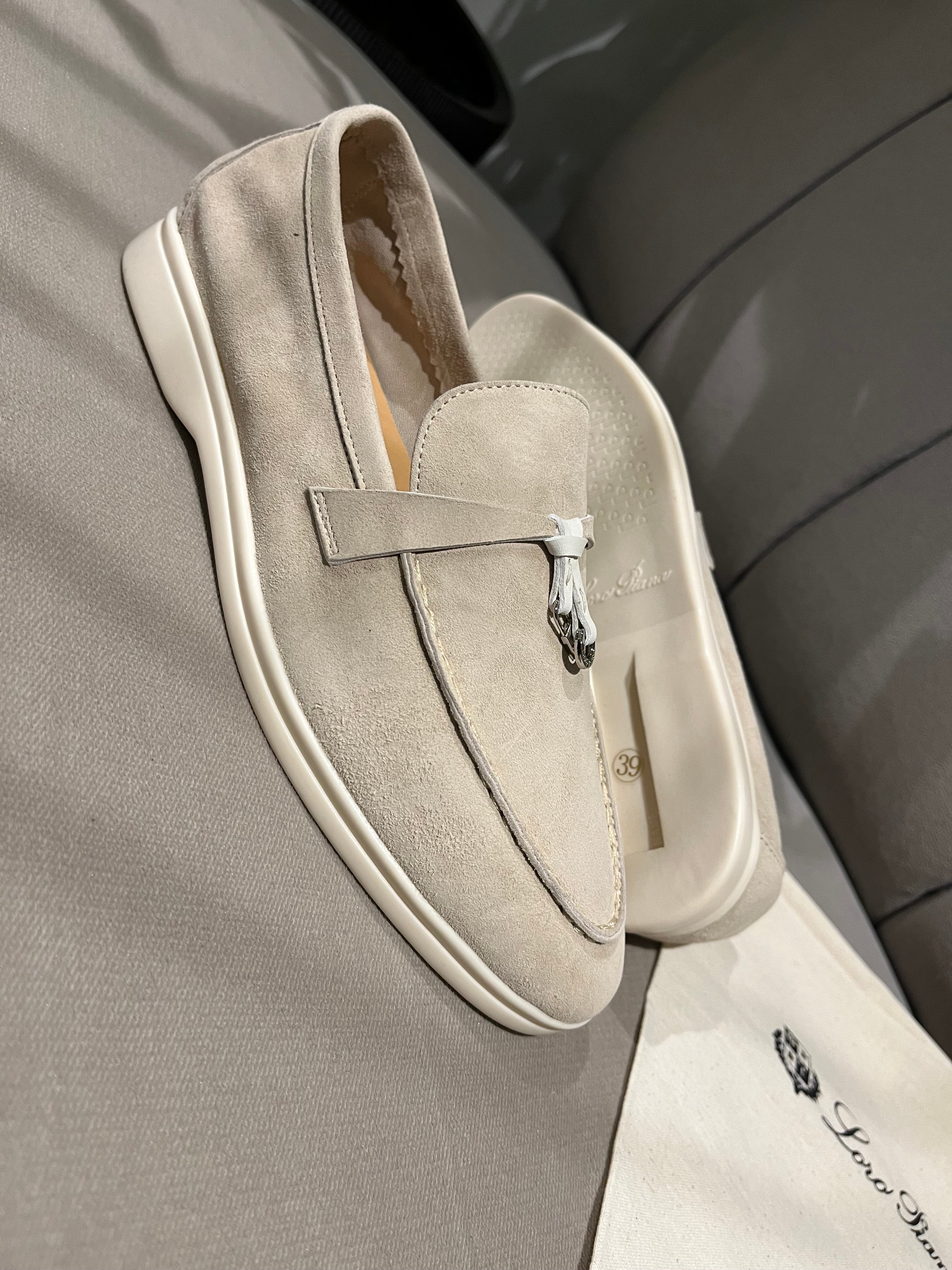حذاء  بيج