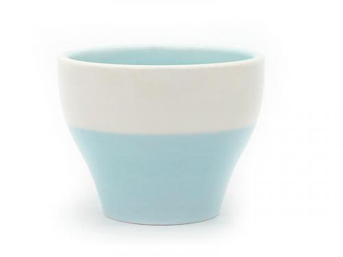 كوب ceramic أبيض وسماوي