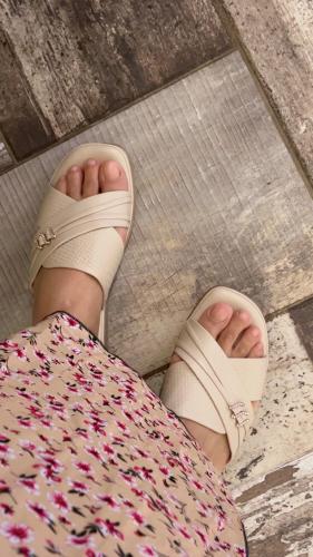 حذاء طبي بيج فاتح مرتفع 3 سم مريح وعملي وأنيق