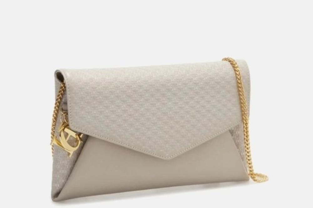 كيفية تنسيق الشنط مع الملابس