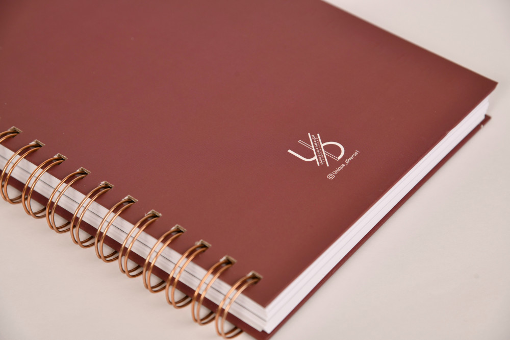 دفتر الملاحظات واليوميات بتصميم عبارة باللغة العربية