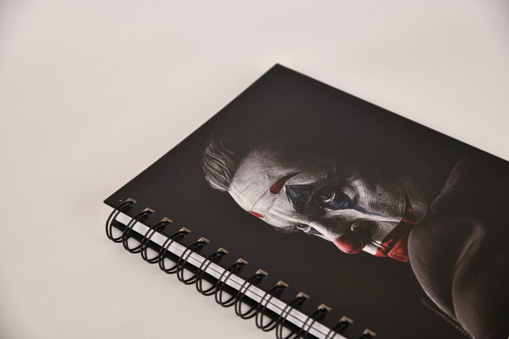 دفتر الواجبات والملاحظات عالي الجودة بفواصل داخلية وتصميم الجوكر