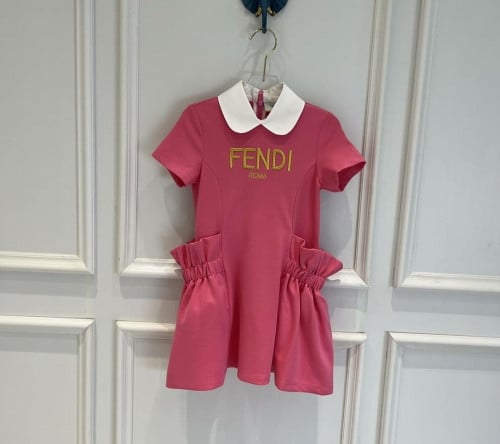 فستان مميز بياقة بيضاء ناعمه