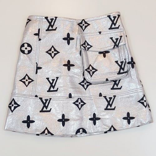 تنورة   جلد فضي