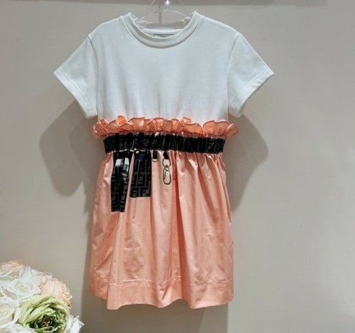 فستان أنيق برسمه على الجانب اللون الاورنج