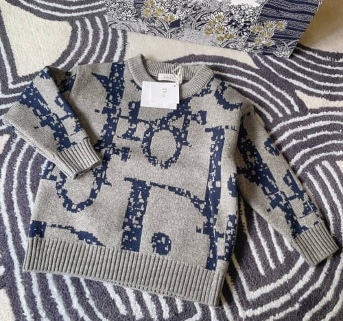 بلوزة شتوية أنيقة اللون الرمادي