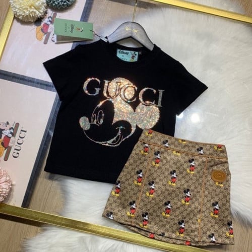 تيور مميز بفصوص ميكي ماوس على البلوزة