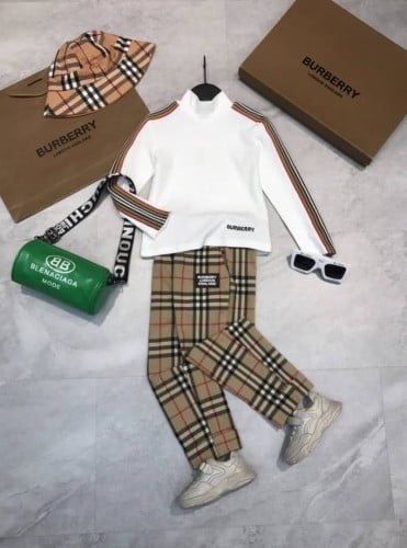 طقم  من قطعتين أنيق ومميز