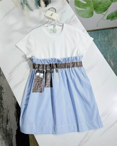 فستان أنيق برسمه على الجانب اللون الازرق