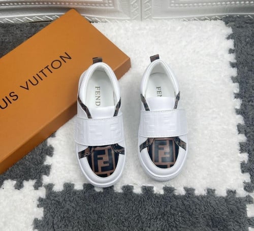 حذاء ابيض جميل