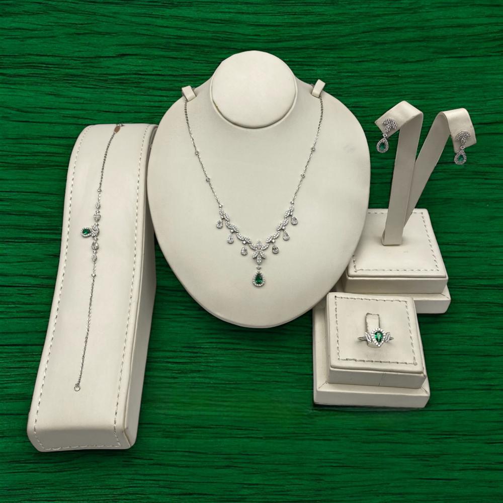 طقم ذهب عيار 18 الوزن 9.56 جرام