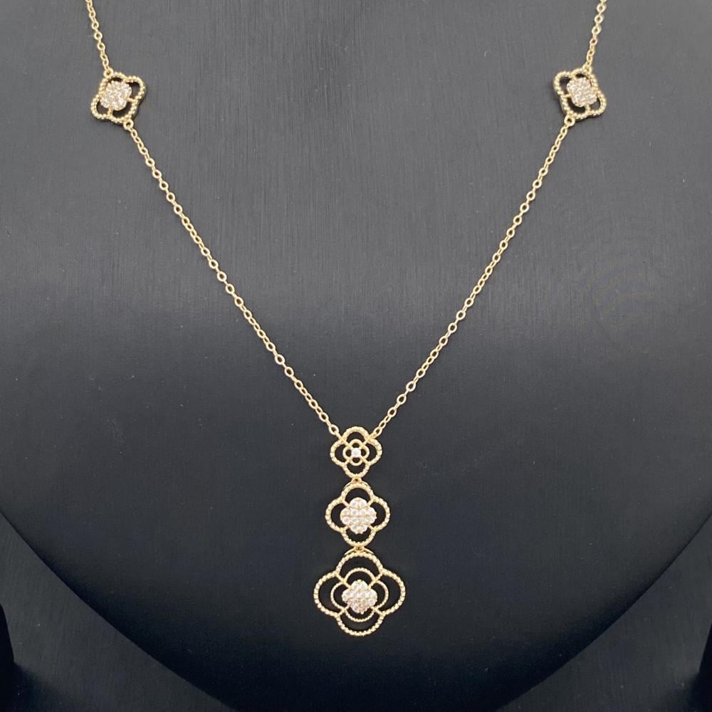 18-karat gold set weighing 7.66 grams, with a design inspired by Van Cleef & Arpels – your elegant choice