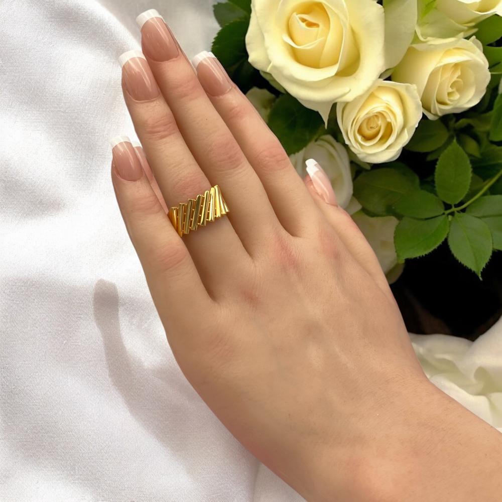 21k wide gold ring with shiny and elegant details, weighing 3.11 grams