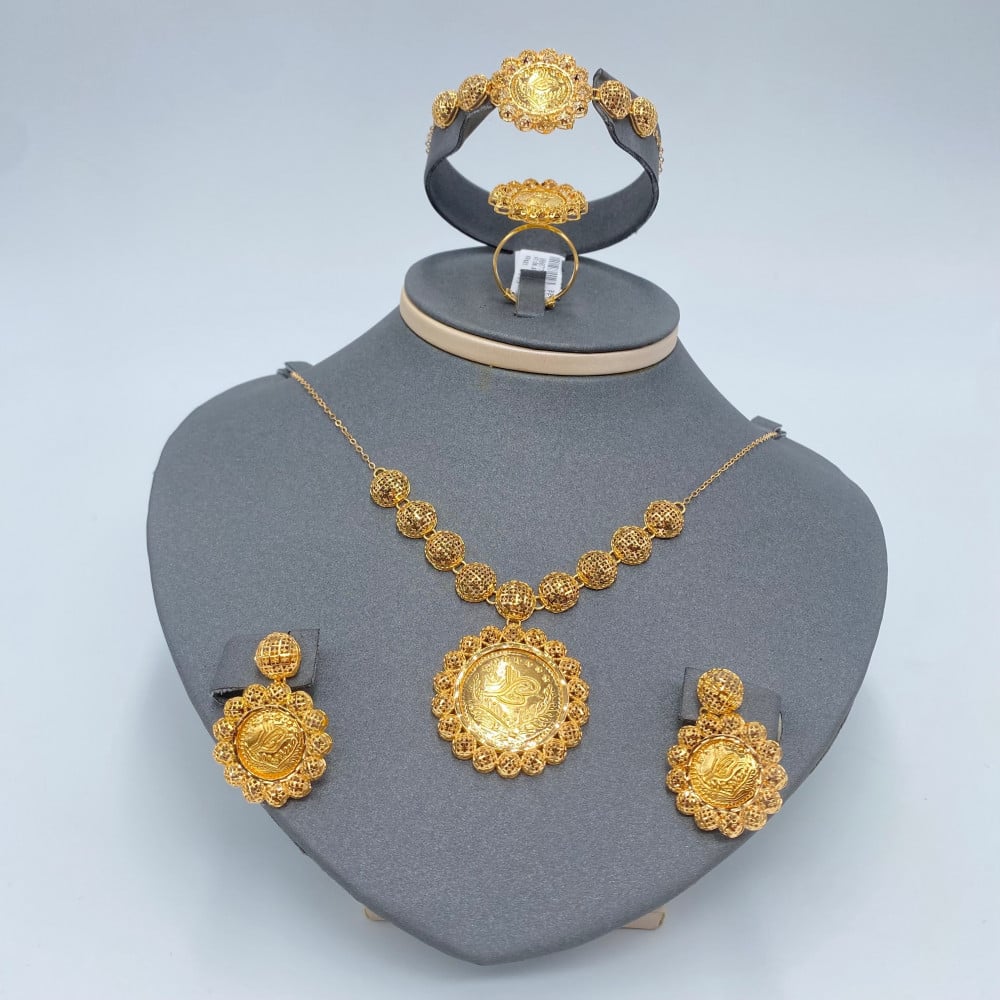 21 karat Indian gold set, complete, distinctive, weight 30.63 grams