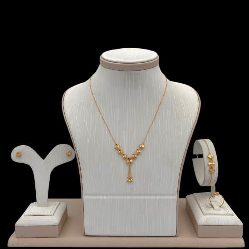 21-karat gold set weighing grams, elegantly designed with