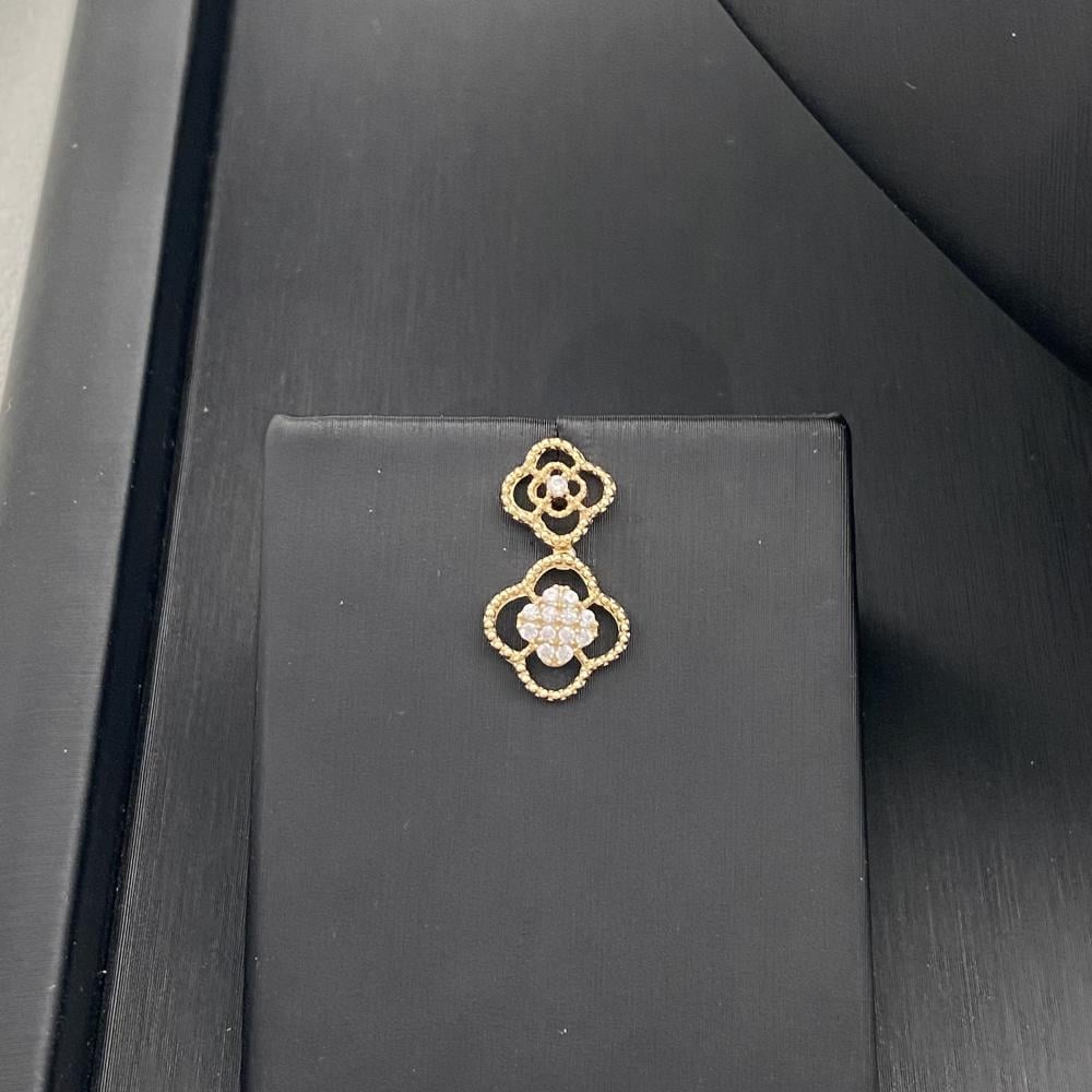 18-karat gold set weighing 7.66 grams, with a design inspired by Van Cleef & Arpels – your elegant choice