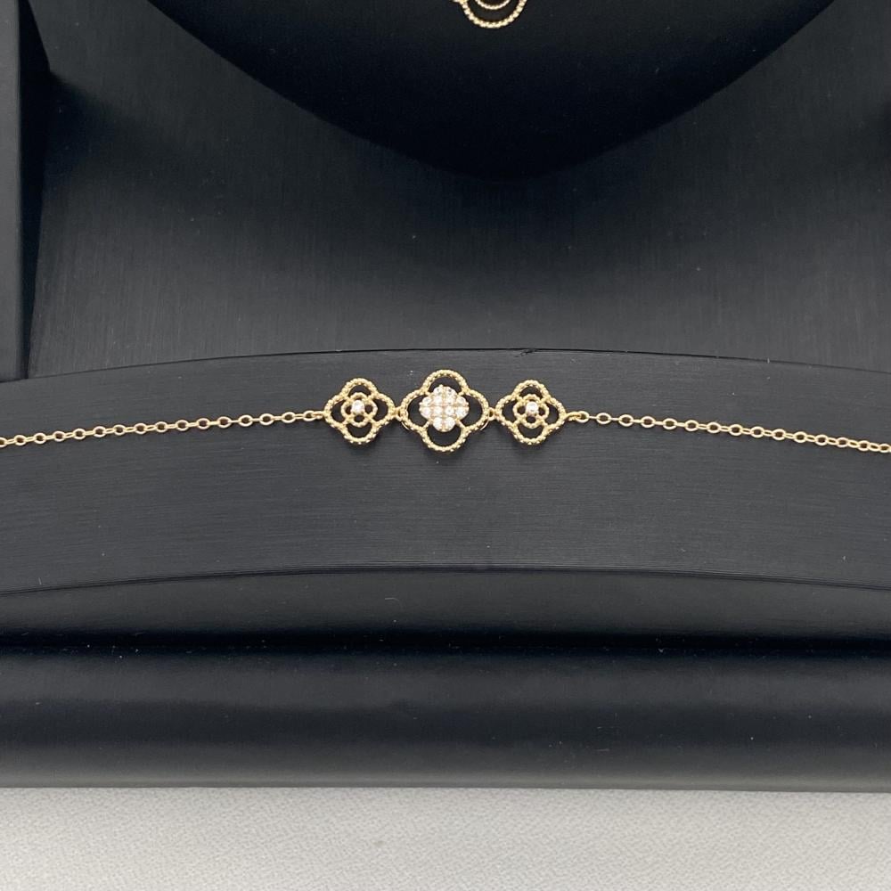 18-karat gold set weighing 7.66 grams, with a design inspired by Van Cleef & Arpels – your elegant choice