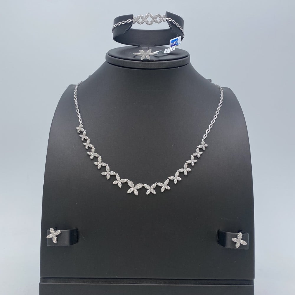 طقم ذهب عيار 18 الوزن 17.4 جرام