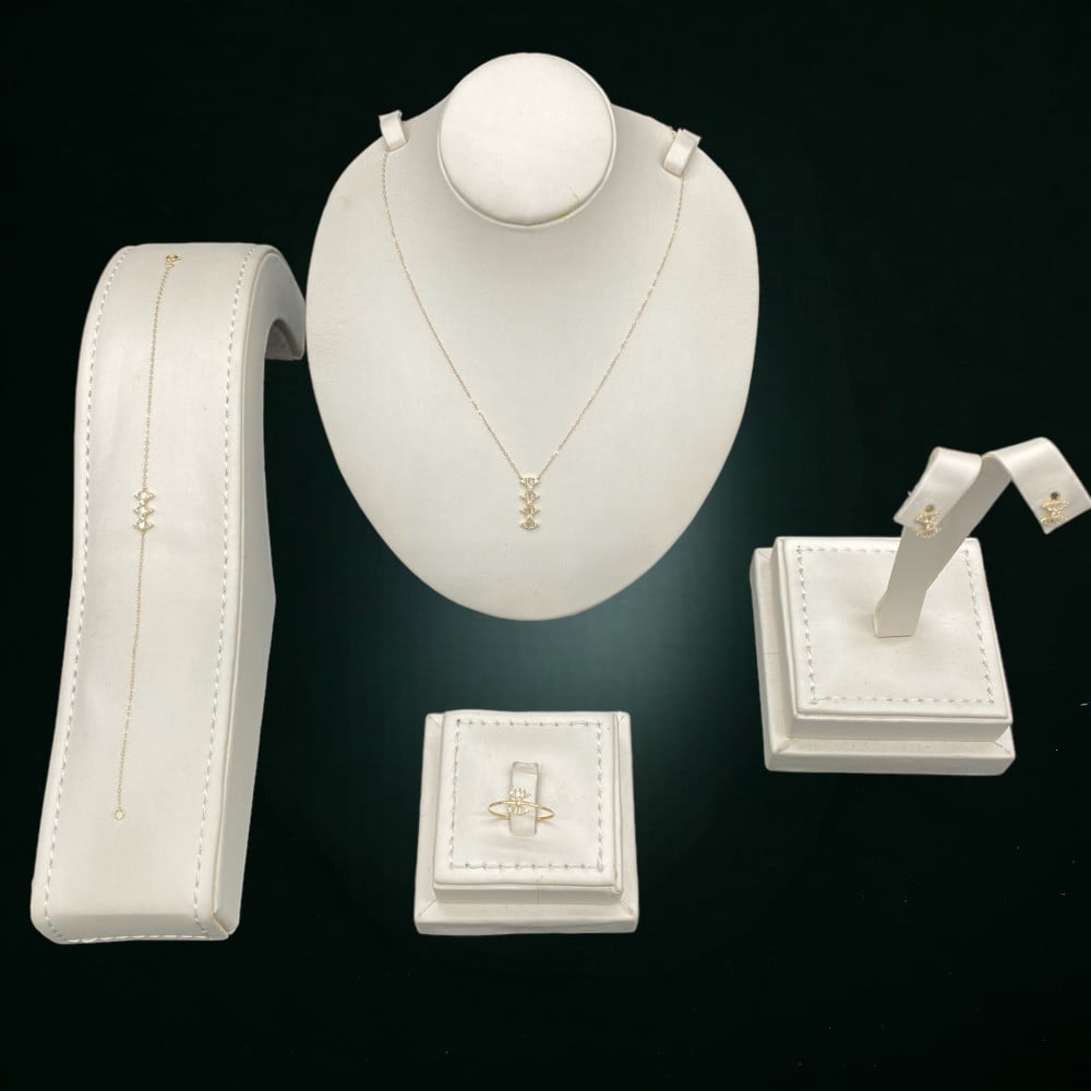 طقم ذهب عيار 18 الوزن 2.3 جرام