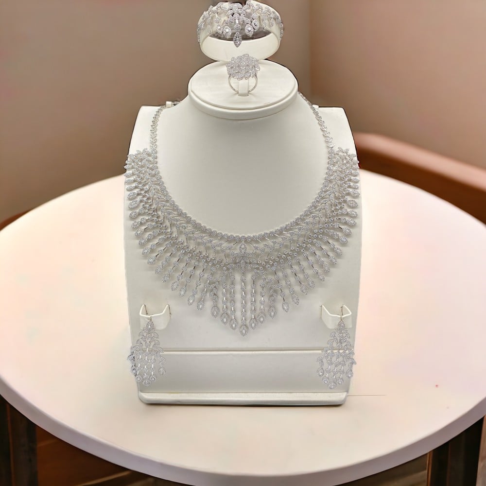 طقم ذهب عيار 18 الوزن 77.79 جرام