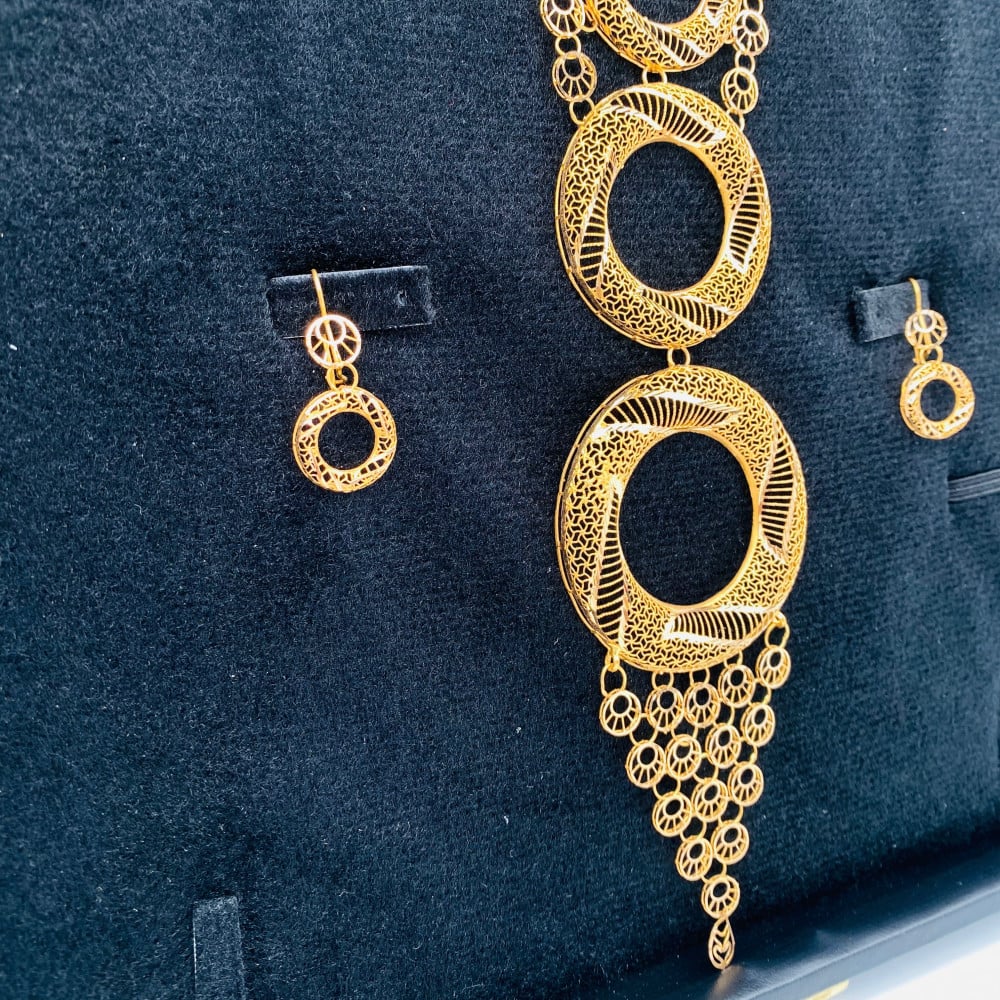 طقم ذهب كبير عيار 21 مميز للغاية الوزن 36.6 جرام