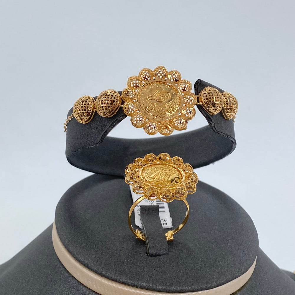 21 karat Indian gold set, complete, distinctive, weight 30.63 grams