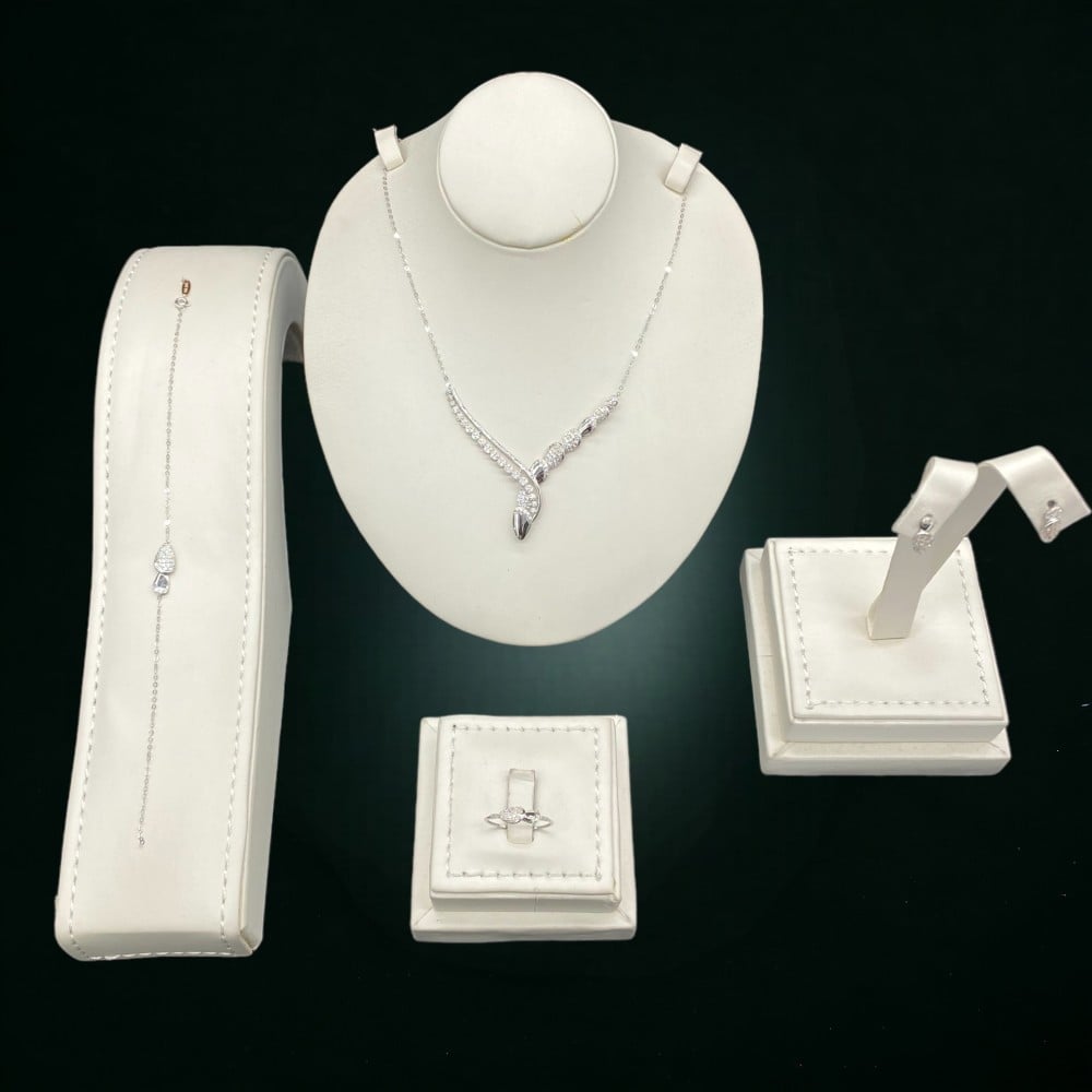 طقم ذهب عيار 18 الوزن 6.14 جرام