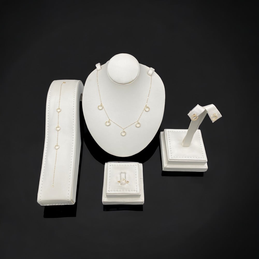 طقم ذهب عيار 18 الوزن 4.45 جرام