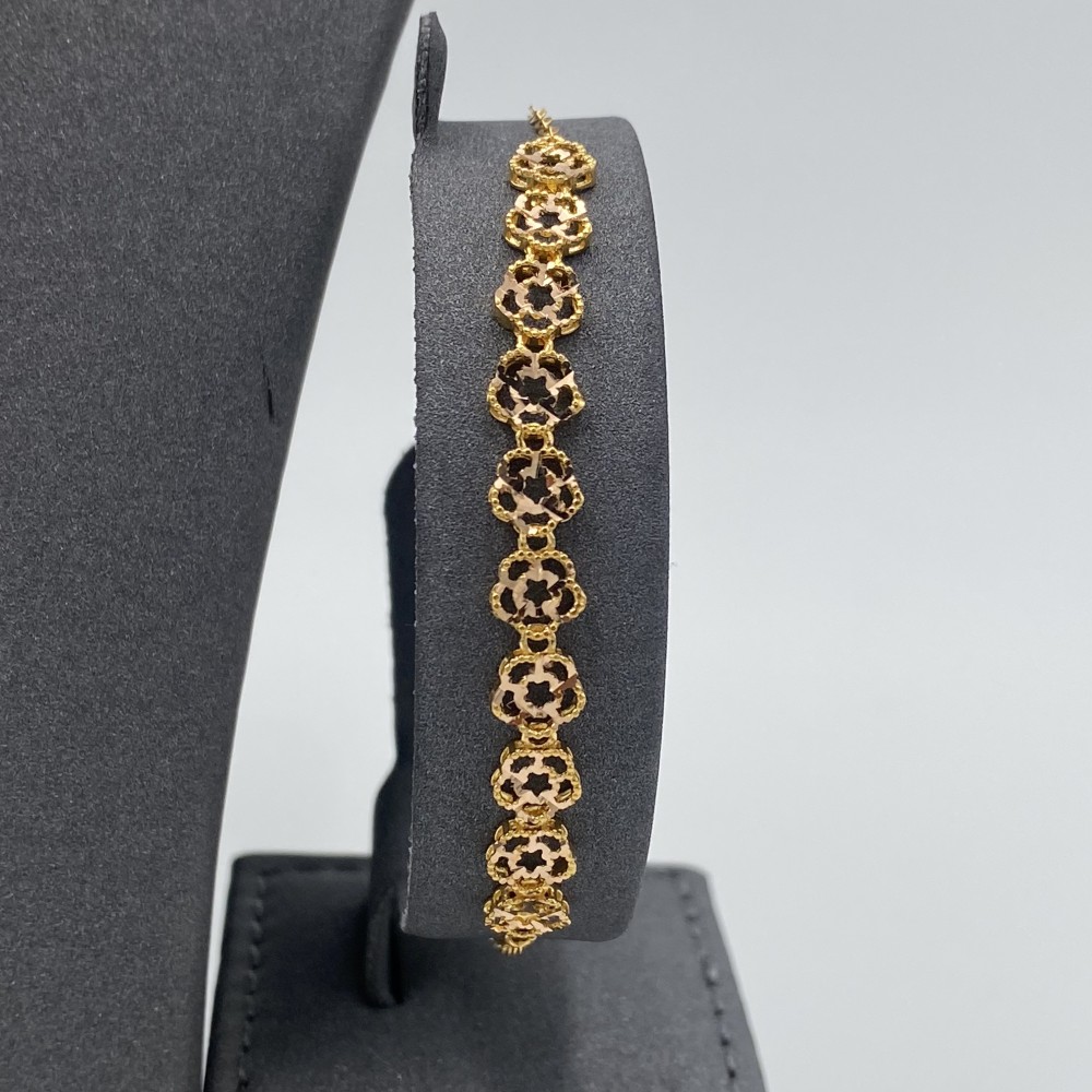 طقم ذهب عيار 21 وزن 20.2 جرام ثلاثي الطبقات بتصميم وردي أنيق