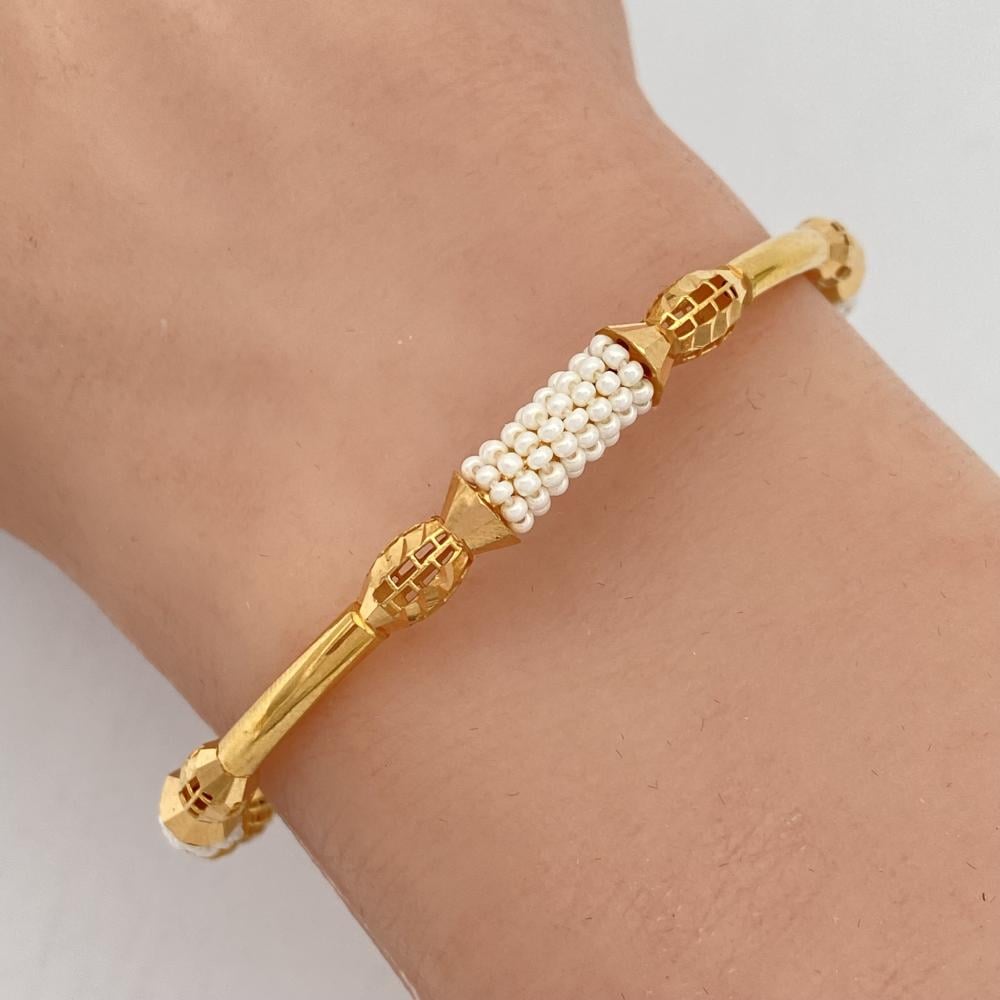 غويشة ذهب سعودي عيار 21 محلاه باللؤلؤ الأبيض لإطلالة كلاسيكية راقية وزن 9.34 جم