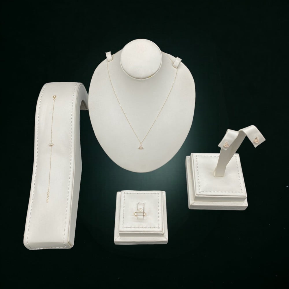 طقم ذهب أطفال ناعم عيار 18 لأناقة طفلتك بوزن. 1.62 جرام